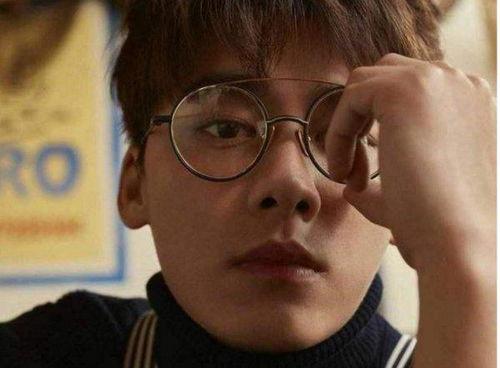 戴眼镜吃瓜娱乐圈博主,揭秘娱乐圈幕后真相